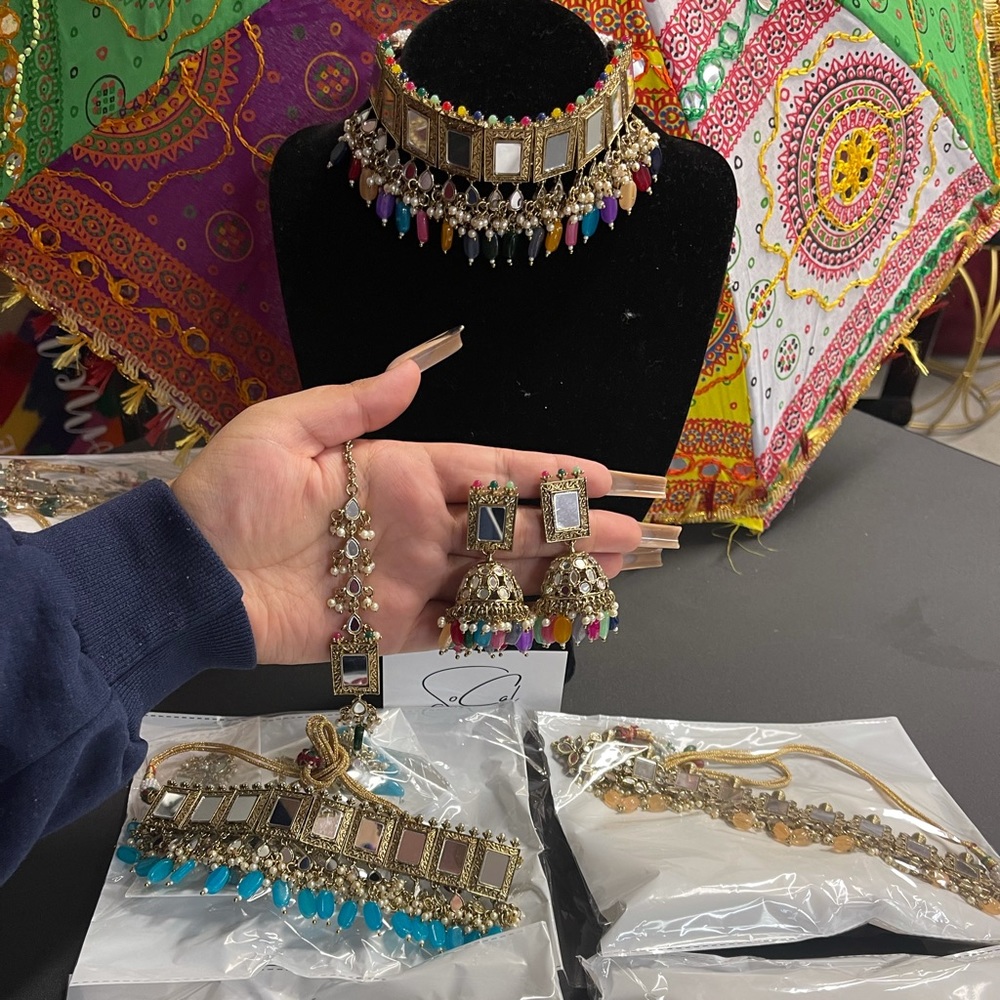 BEAUTIFUL MIRROR/ SHEESHA CHOKER SET
